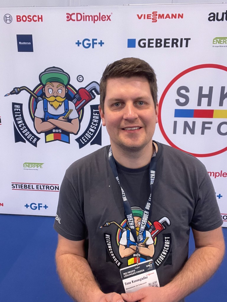 Timo Kannegießer am HZBAL-Stand auf einer SHK-Messe
